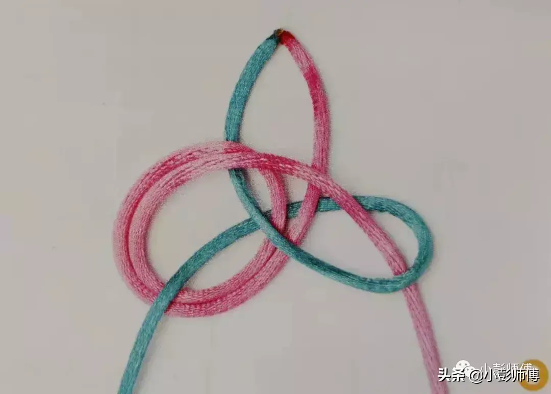 金刚结手绳编织教程（图文教你一看就会的金刚结编法，手链，挂绳，小挂件都能用得上）(图4)