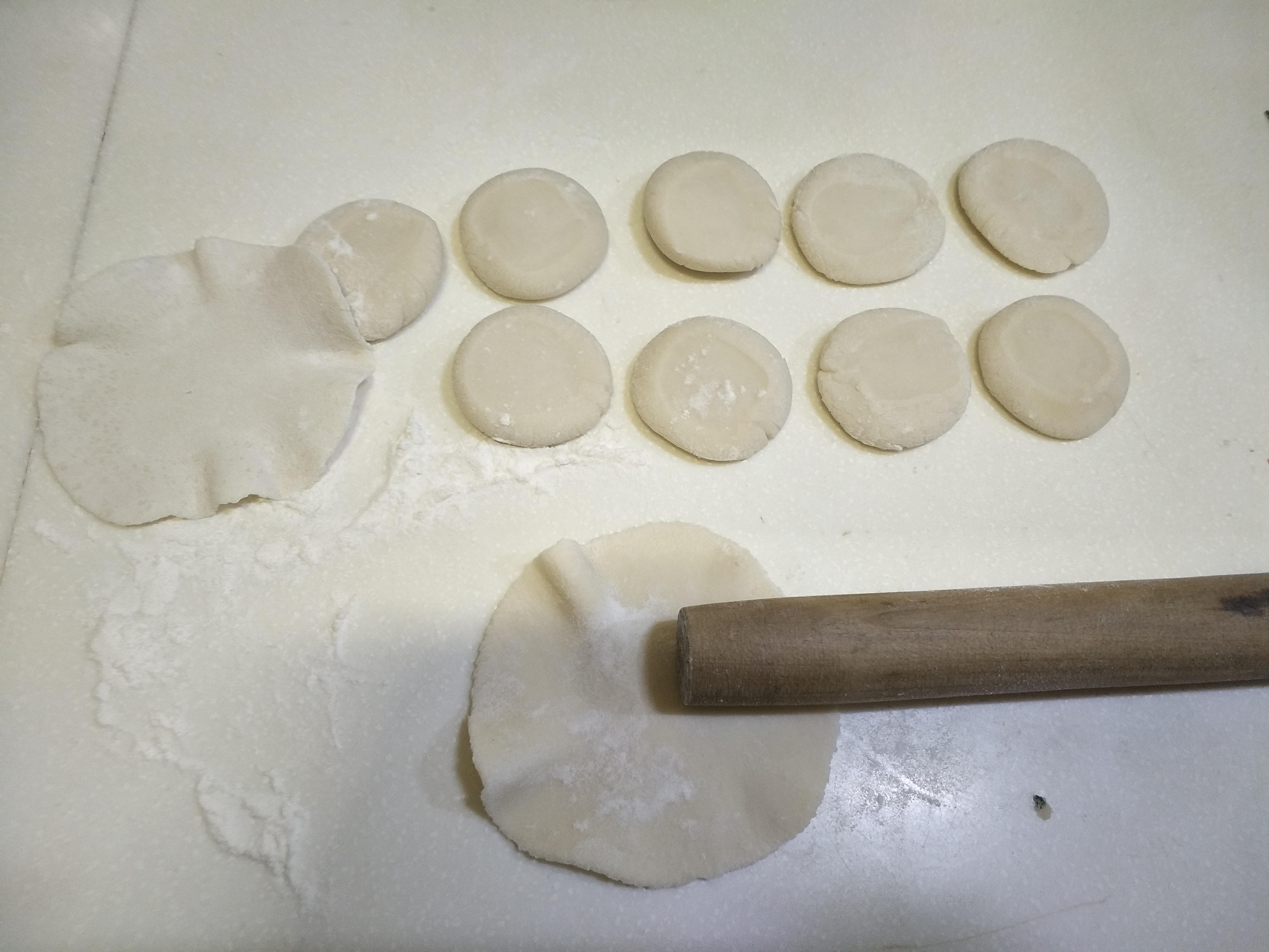饺子皮怎么做才能又软又筋道（买的饺子皮太硬？自己在家制作饺子皮，注意这个步骤，软而有弹性）(图7)