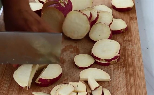 红薯淀粉怎么做（手把手教你在家纯手工制作）(图2)